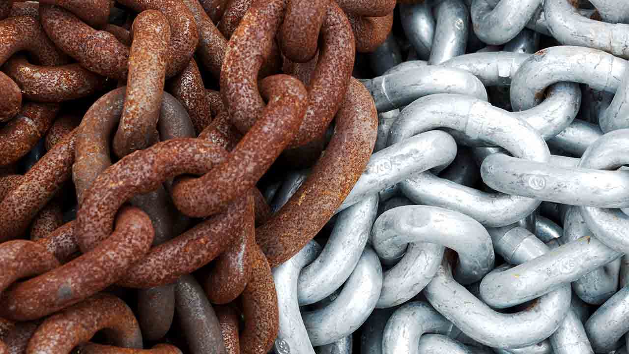 آهن زنگ نزن چیست؟ بررسی کاربرد و ویژگی‌های آن